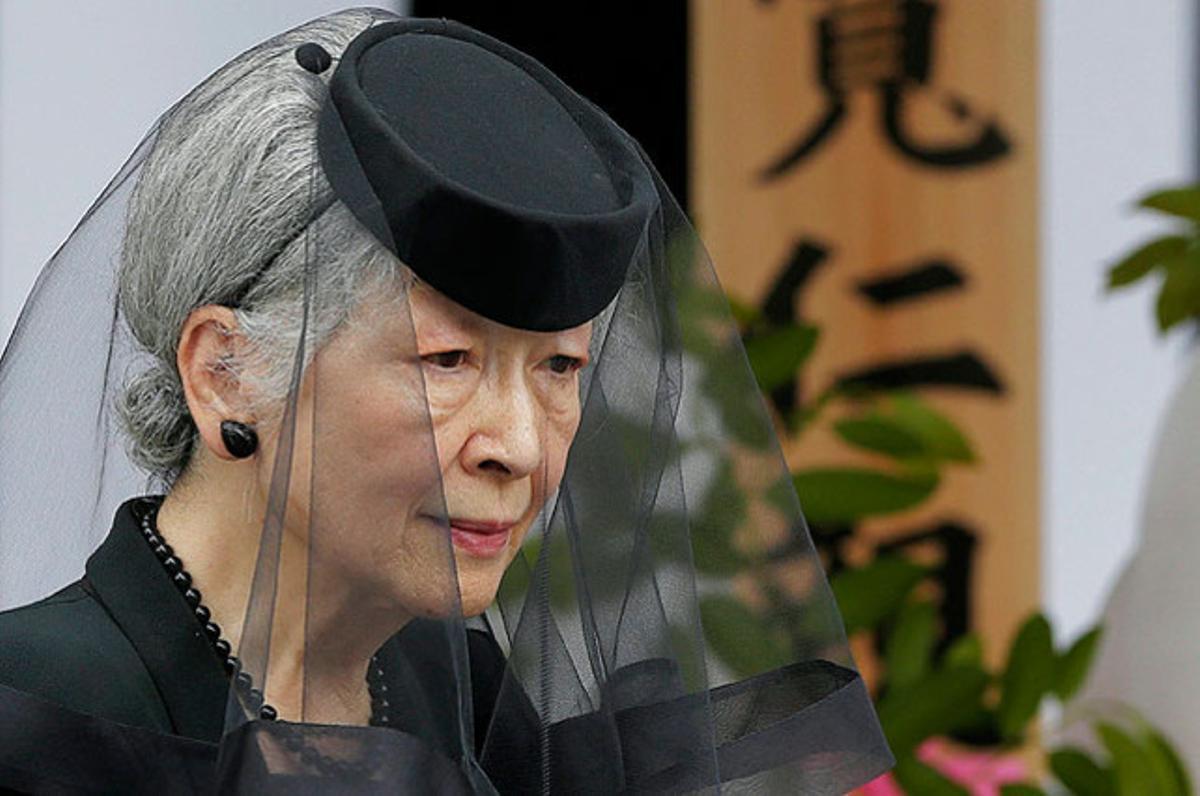 L’emperadriu Michiko, del Japó, surt després de resar davant l’altar del príncep Tomohito, cosí de l’emperador Akihito, que va morir el 6 de juny, a Tòquio.