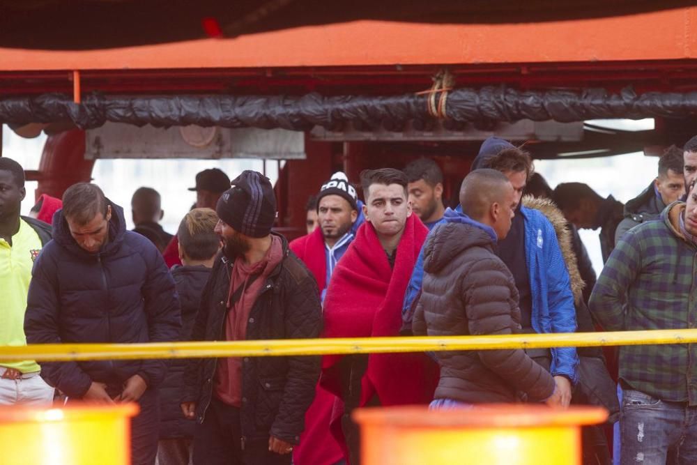 Llegada al puerto de Cartagena de los inmigrantes rescatados en el mar