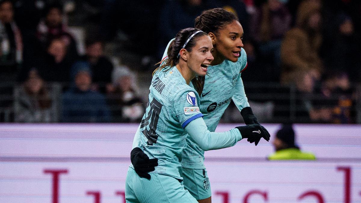 Aitana y Salma celebran uno de los goles del FC Barcelona contra el Eintracht
