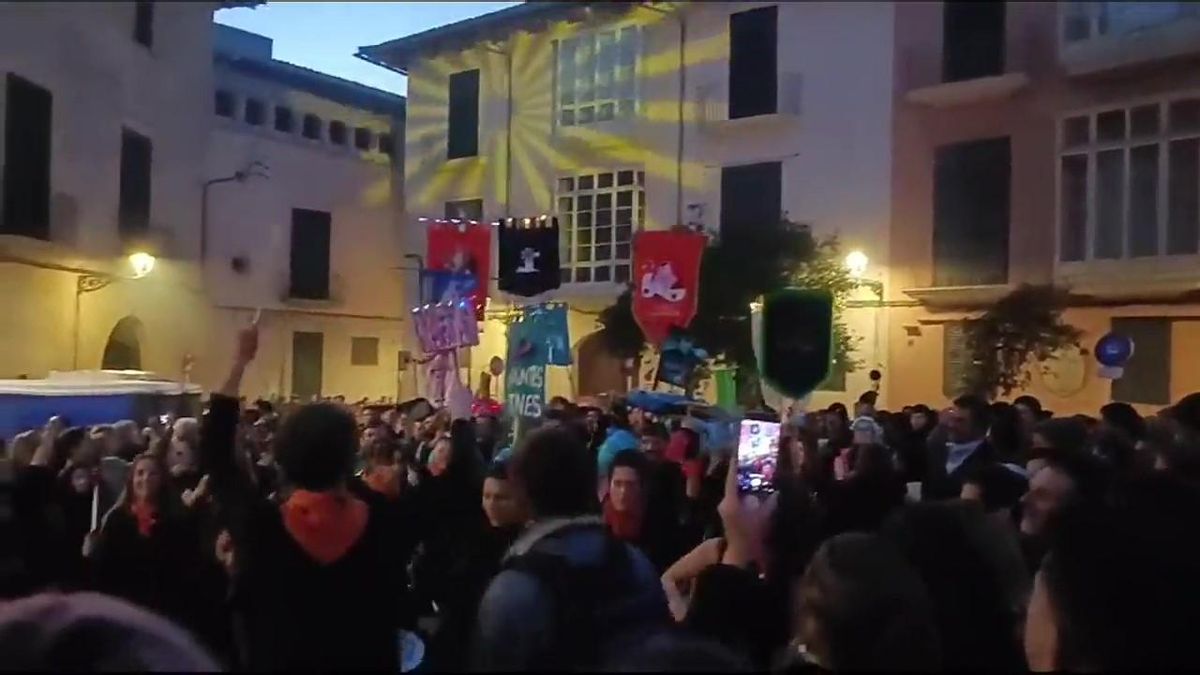 Sant Sebastià 2025: Die gemeinschaftliche Party der "Bruderschaften" auf der Plaça Sant Francesc