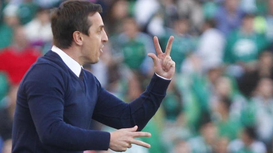 Gary Neville insiste en no presentar su dimisión