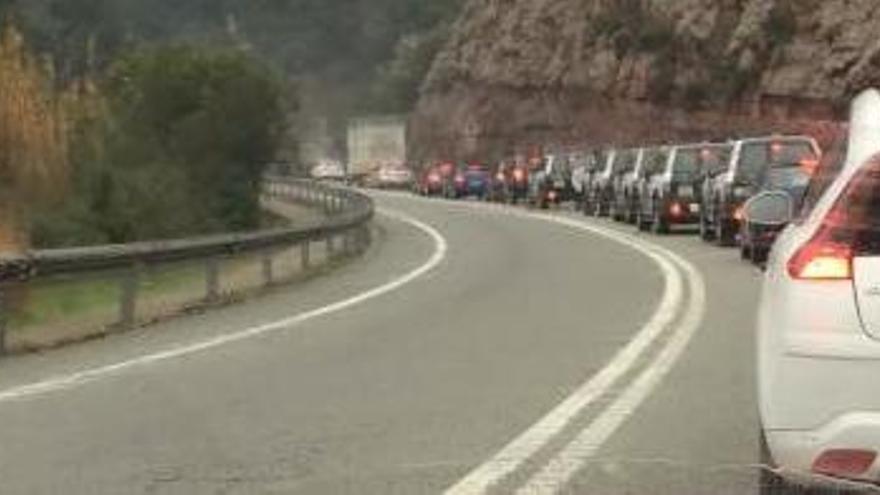 Cua de vehicles a causa de l&#039;accident, aquest divendres al migdia