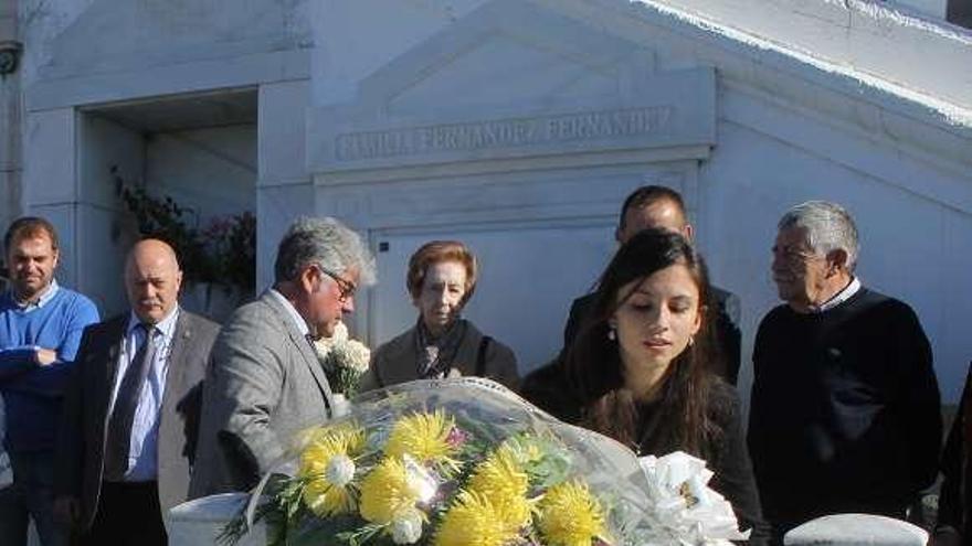 Ofrenda floral en la tumba de Severo Ochoa, en el cementerio de Luarca.