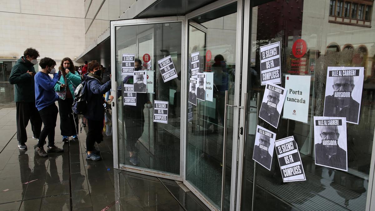 Alumnos del Institut del Teatre, en la protesta contra los abusos, este lunes en la puerta del centro.