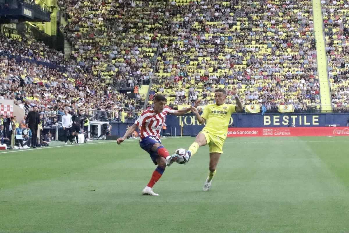 Yeremy Pino pelea un balón un balón en el Villarreal-Atlético de Madrid.