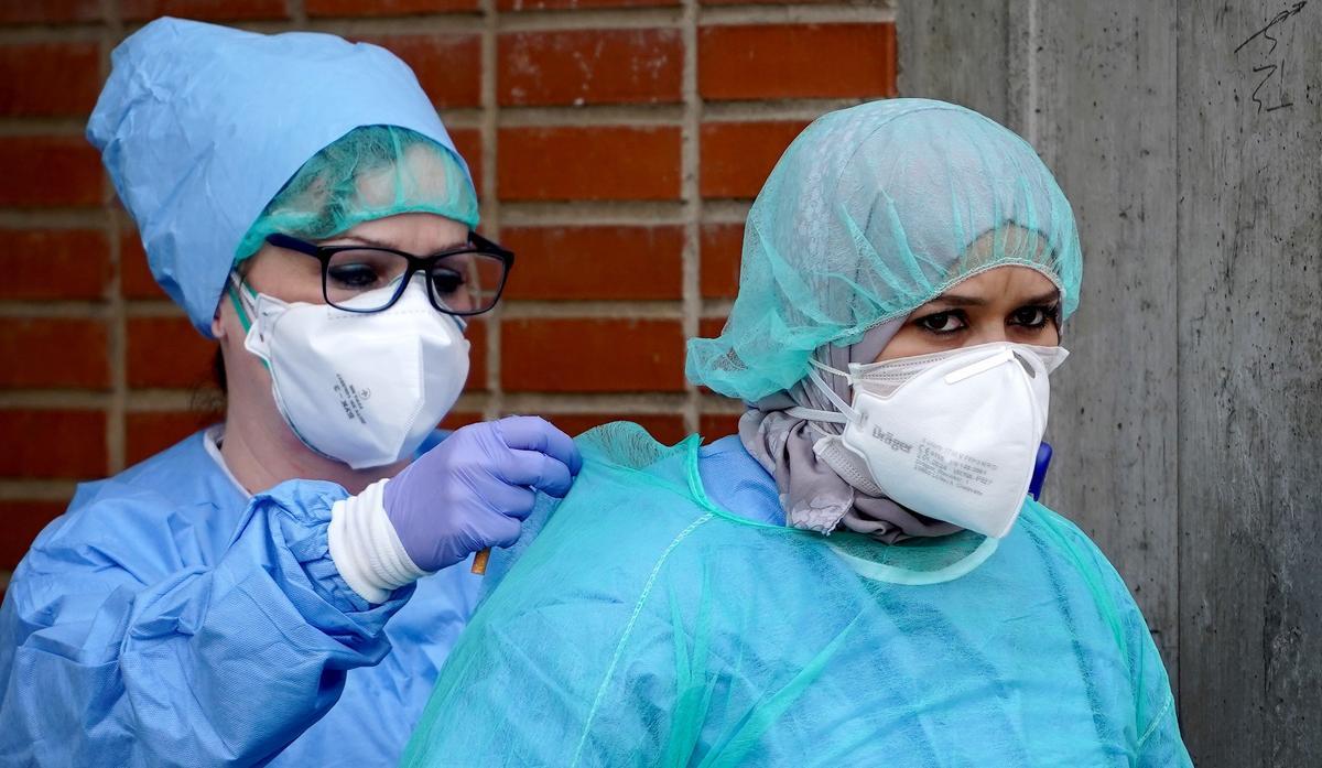 Dos enfermeras, el pasado marzo, en la morgue que se instaló en el Palacio de Hielo de Madrid.