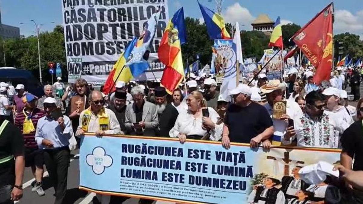 MARCHA BUCAREST LGTBI | Cientos de personas se concentran en Bucarest en una marcha contra los derechos LGTBI