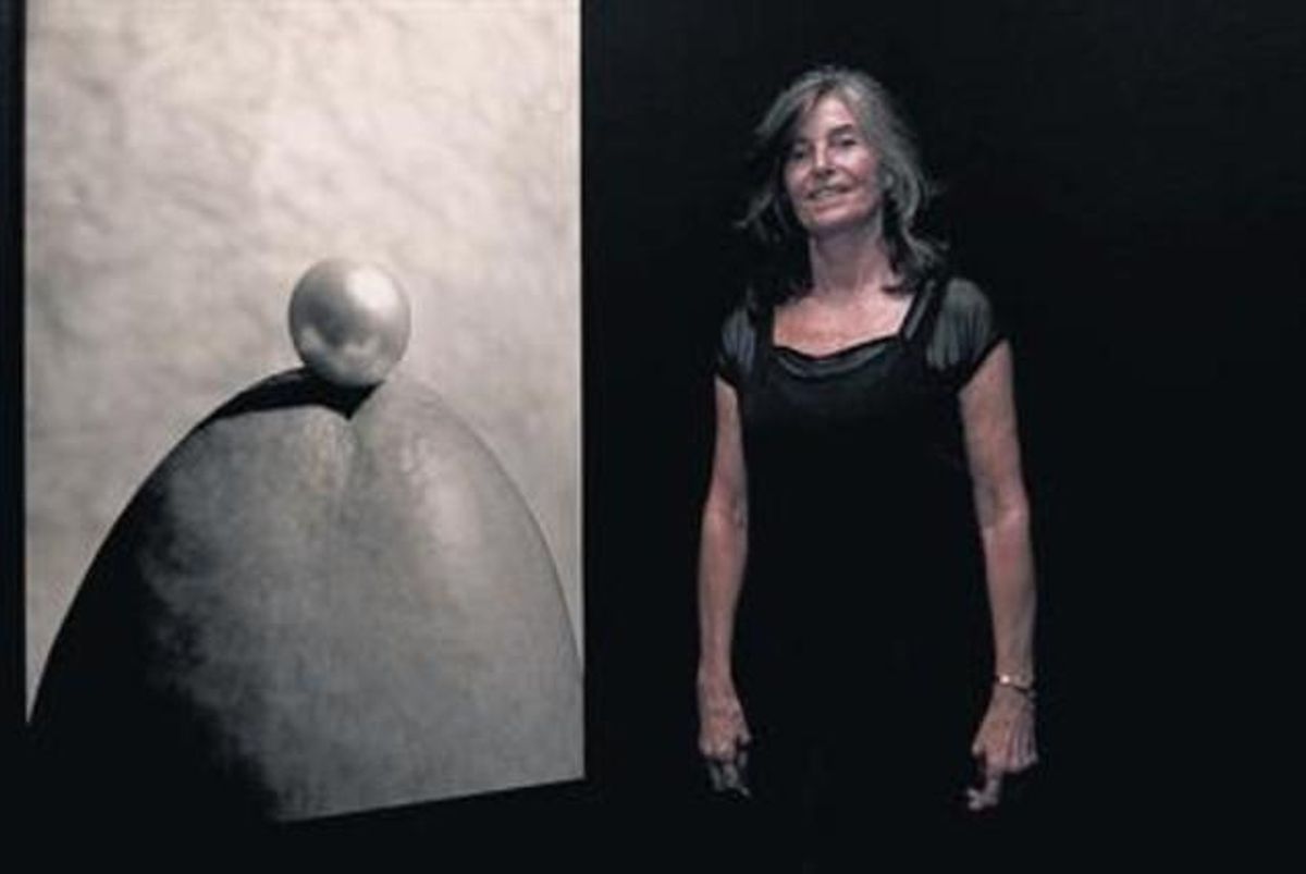 Mireia Sentís amb una fotografia de la sèrie sobre sexe Joies. Mireia Sentís amb una fotografia de la sèrie sobre sexe Joies.