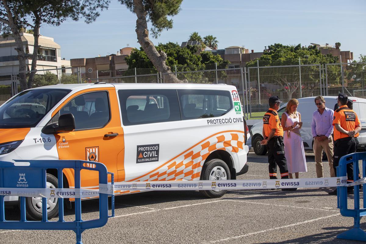 La presentación de la nueva furgoneta de refuerzo para el equipo de Protección Civil de Ibiza