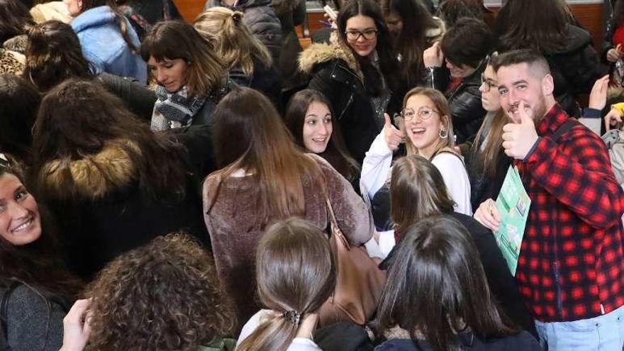 Aspirantes a una plaza MIR, ayer, en Santiago. // Xoán Álvarez