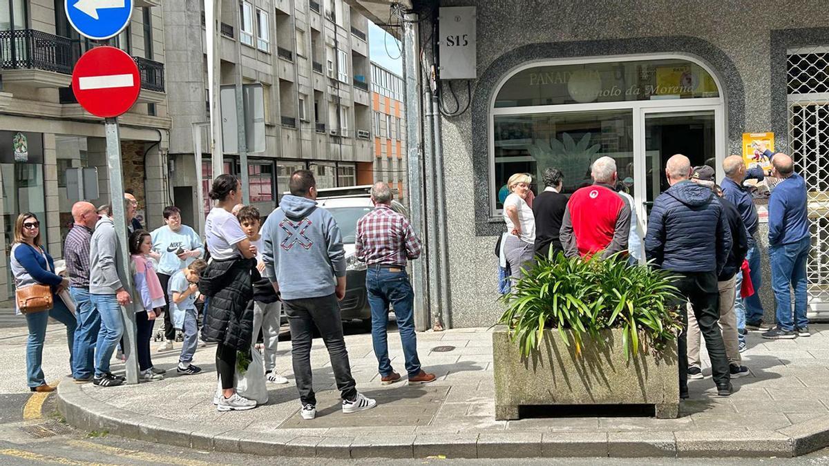 Colas en una panadería de Lalín