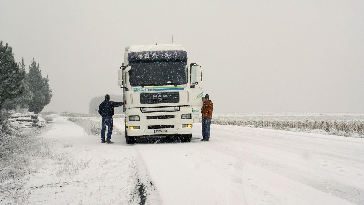 Camioneros en una carretera con nieve.