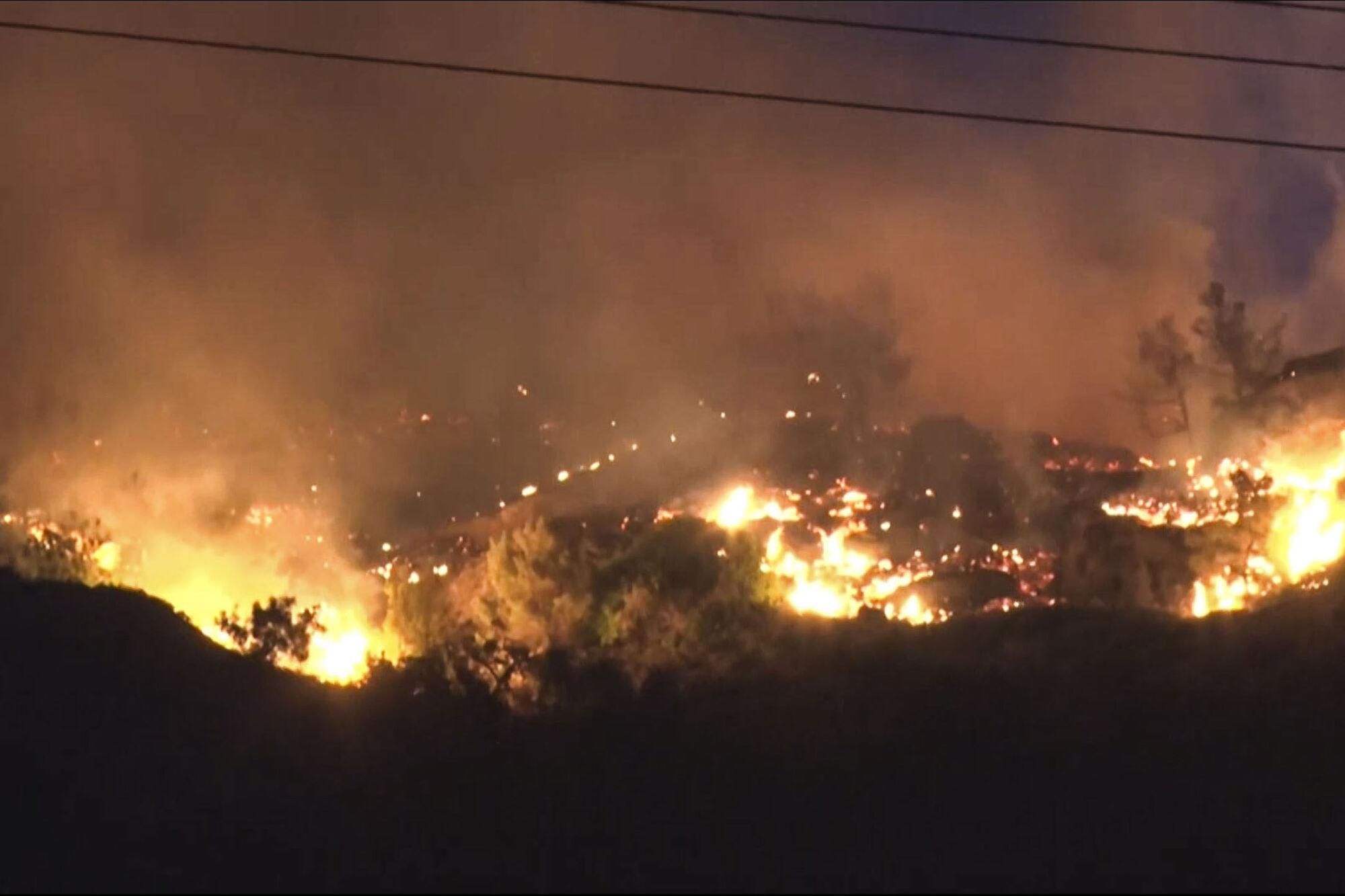 Unas 5.000 personas, principalmente turistas, han tenido que ser evacuadas de la región de Lasithi, en la isla griega de Creta, debido a un incendio forestal declarado el miércoles por la tarde y que este jueves sigue fuera de control. Unos 230 bomberos con 46 vehículos y 13 equipos de senderismo están operando en esta zona, situada en el este de Creta, mientras que en total 10 helicópteros y aviones cisterna están realizando lanzamientos de agua para contener las llamas. EFE/RES-AMP -SOLO USO EDITORIAL/SOLO DISPONIBLE PARA ILUSTRAR LA NOTICIA QUE ACOMPAÑA (CRÉDITO OBLIGATORIO)-. (añade vídeo locutado)