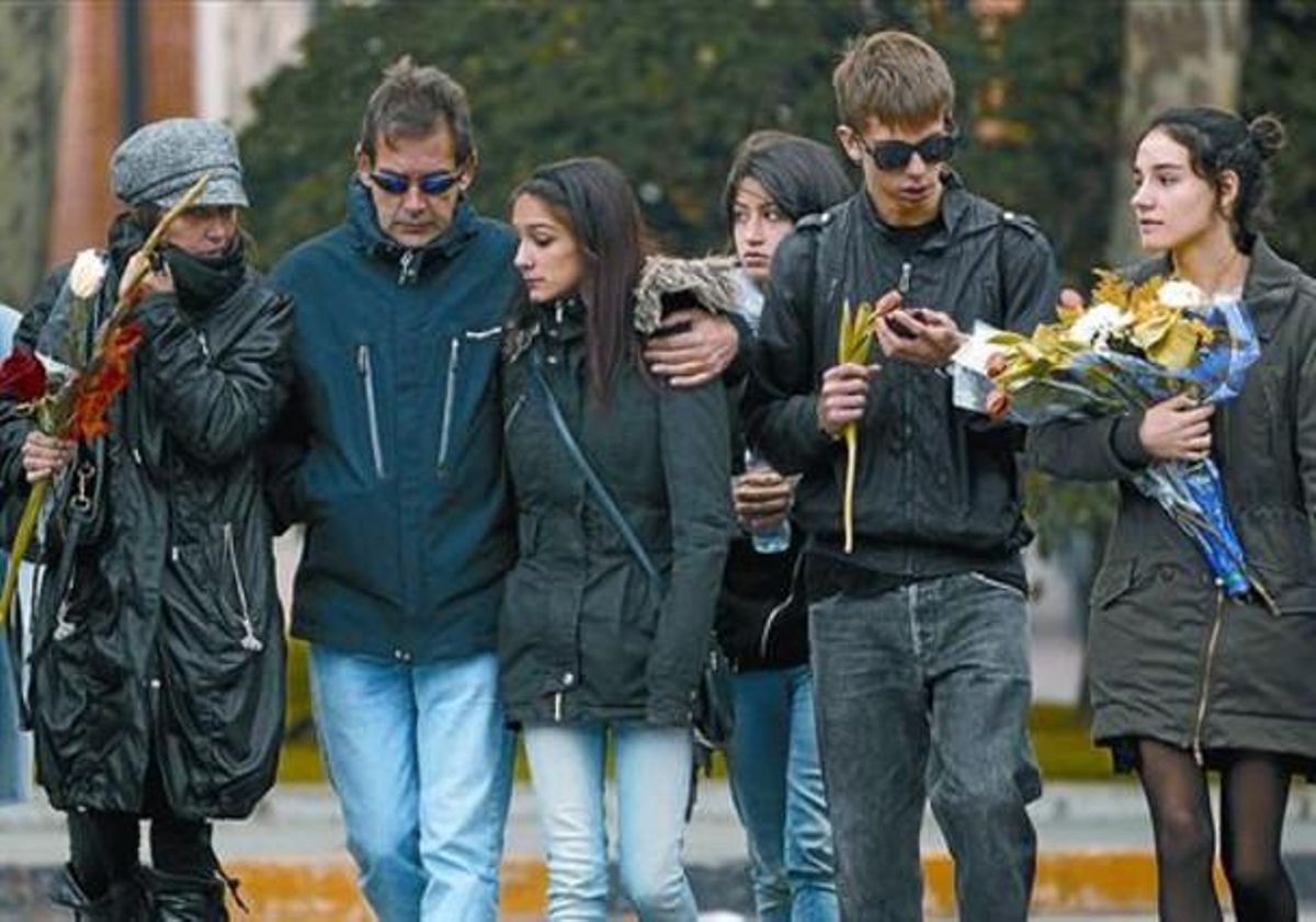 DolorFamiliars i amics de Cristina Arce, una de les víctimes, ahir després de la cerimònia fúnebre, a Madrid. DolorFamiliars i amics de Cristina Arce, una de les víctimes, ahir després de la cerimònia fúnebre, a Madrid.
