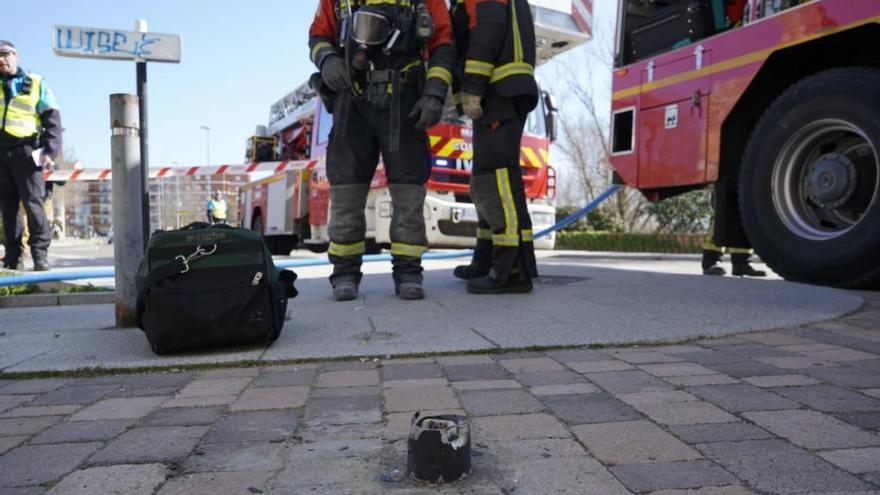 Bolardo cortado por los bomberos.