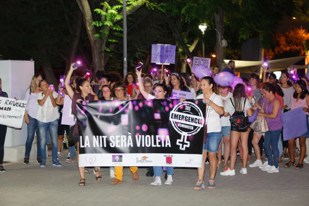 La marcha violeta ilumina las calles de Ibiza.