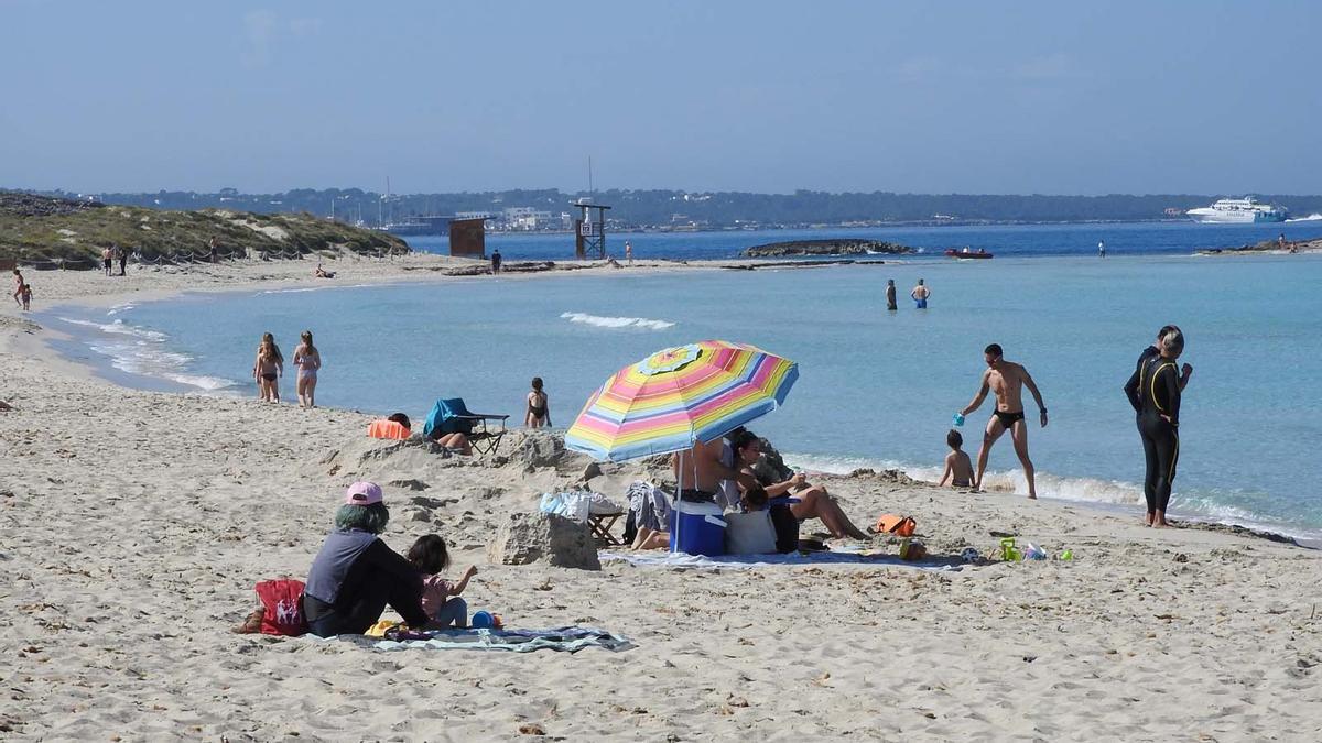 Temperaturas veraniegas y playas llenas en Ibiza