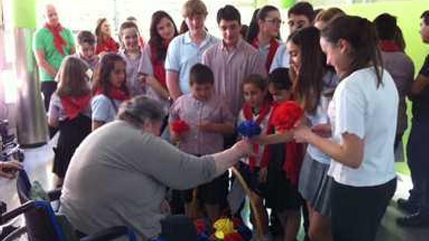 El coro juvenil misionero del colegio Santo Domingo actúa en el geriátrico