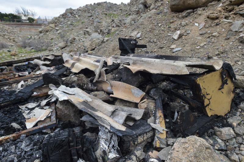 Los restos de pateras se amontonan en el barranco de Maspalomas