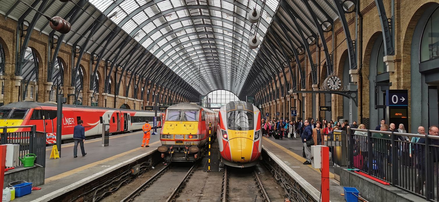 Los trenes LNER (Azuma a la derecha e Intercity 225 a la izquierda) en la estación londinense de King's Cross