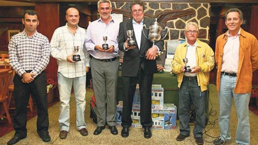 Foto de familia con los ganadores y organizadores; bajo estas líneas, diferentes jugadores durante el torneo. // Fotos: Jesús de Arcos/Carlos Pereira