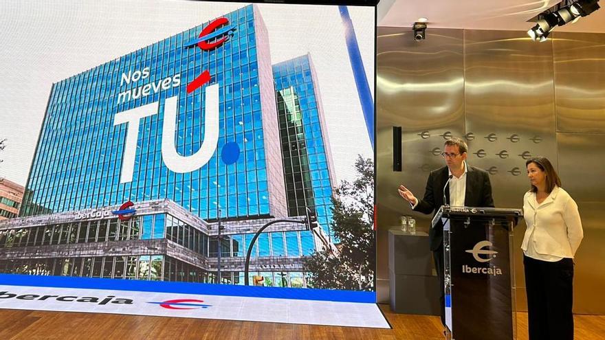 Enrique Barbero, director de Comunicación de Ibercaja, y Carmen Pérez, jefa de Marca Corporativa, en la presentación de la campaña en Zaragoza.