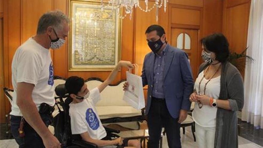 Antonio y su padre, Javier Luque, miembros cordobeses de DisCamino, en un encuentro con el alcalde de Córdoba.