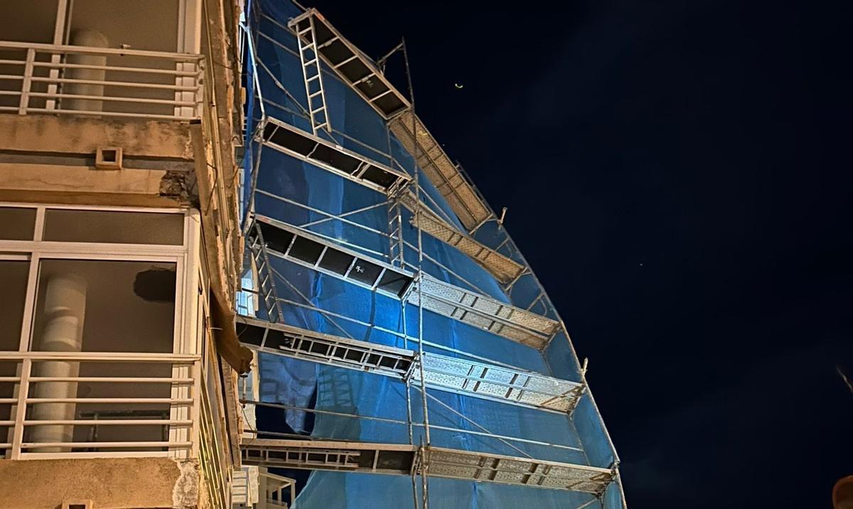 Parte del andamio que ha quedado retorcido y desmontado por las ráfagas de viento