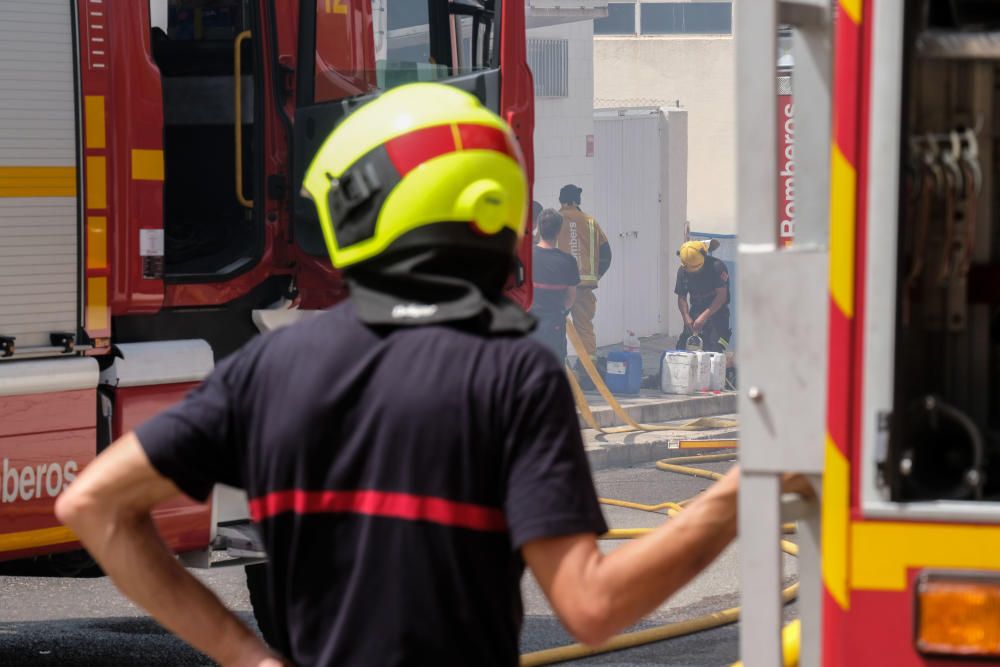 Los Bomberos han pedido a los vecinos que cierren puertas y ventanas para evitar el humo