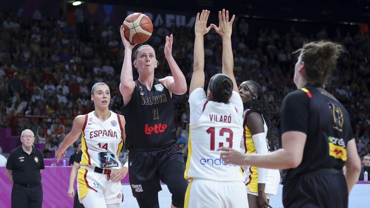 Belgium's Emma Meesseman, center, tries to score against Spain's Andrea Vilaro, during the FIBA Women's EuroBasket 2025 final match between Spain and Belgium at the Peace and Friendship Stadium in Piraeus near Athens, Greece, Sunday, June 29, 2025. (AP Photo/Yorgos Karahalis)