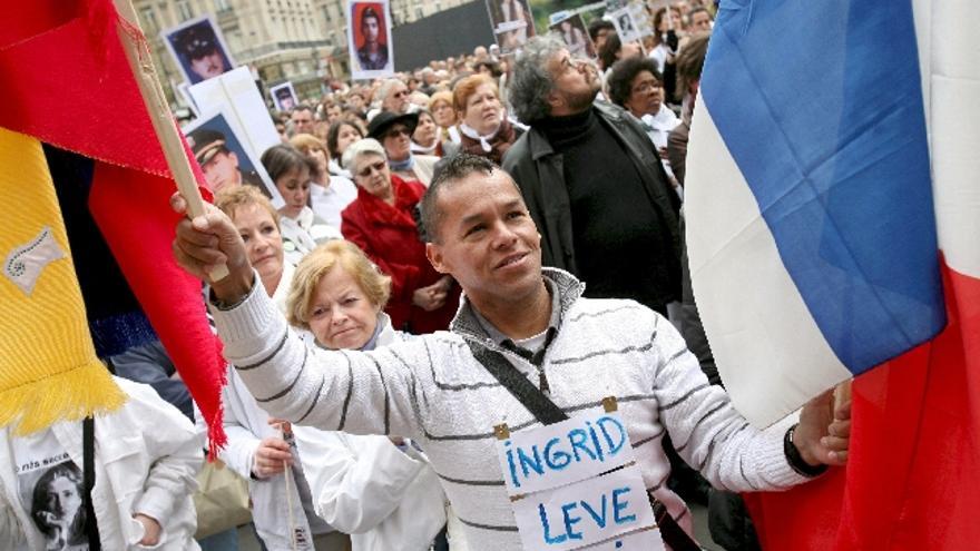 Vista de la &quot;marcha blanca&quot; celebrada en París, Francia para pedir la liberación de la ex candidata colombiana Ingrid Betancourt y otros rehenes de la guerrilla de las FARC. EFE/Horacio Villalobos