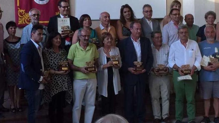 Los galardonados con sus premios junto a los organizadores y el alcalde de Villalpando al término de la ceremonia.