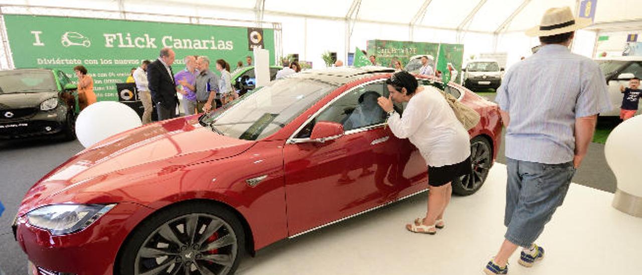 Un Tesla rojo, principal atracción del Salón del Vehículo Eléctrico de Gran Canaria, ayer en Infecar.