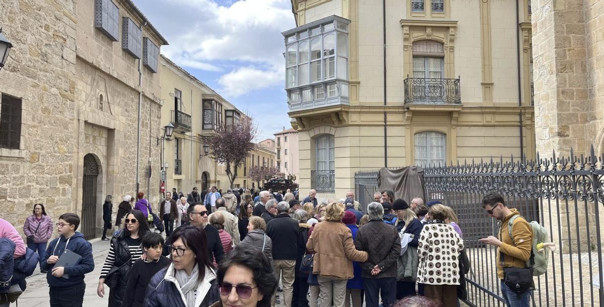 Numerosos turistas en una de las calles del casco histórico. | VÍCTOR GARRIDO