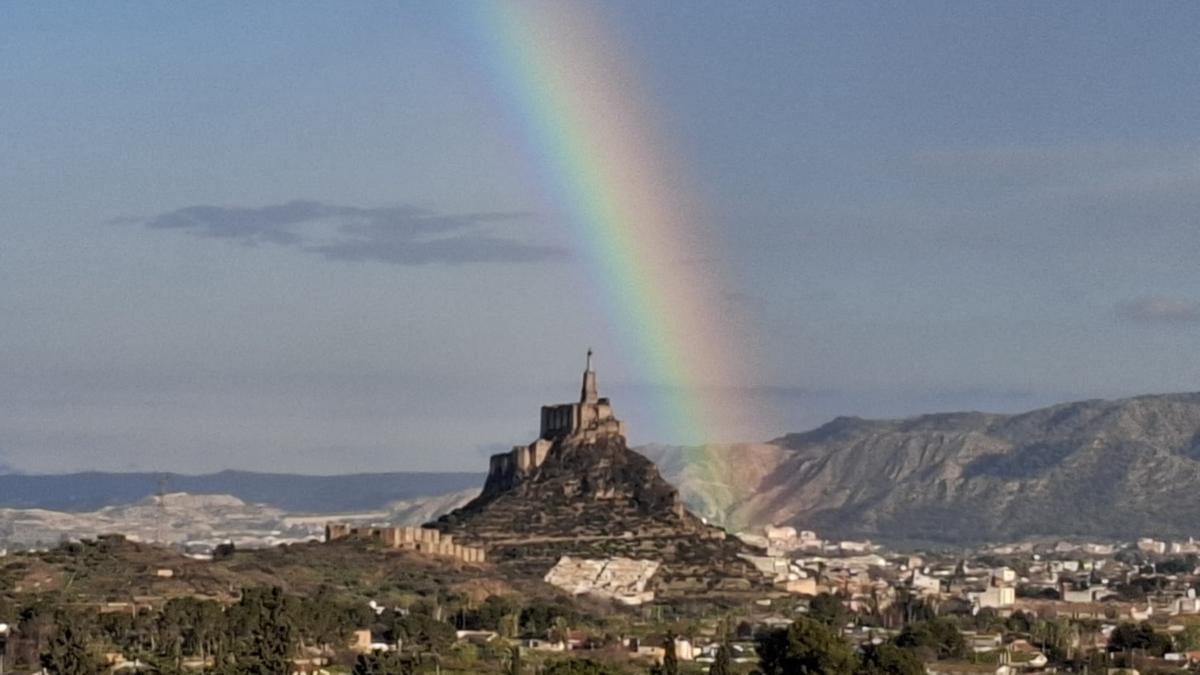 El arcoíris que han dejado las lluvias esta tarde se podía ver recortándose sobre el Cristo de Monteagudo.