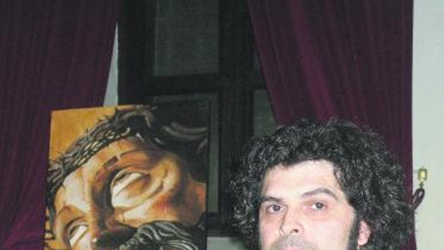 Carlos Adeva junto a la pintura del Cristo de la Expiración.