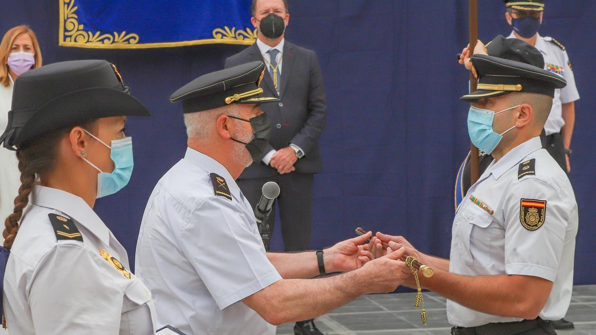 Ceremonia de entrega del bastón de mando  al inspector jefe de la Comisaría de la  Policía Nacional de Orihuela