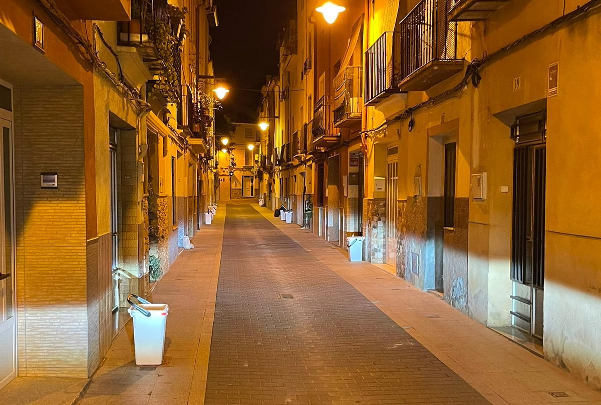 Cubos para la recogida de residuos en una calle de Ontinyent.