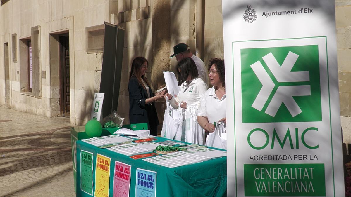 La mesa instalada por la OMIC hoy en la Plaça Baix