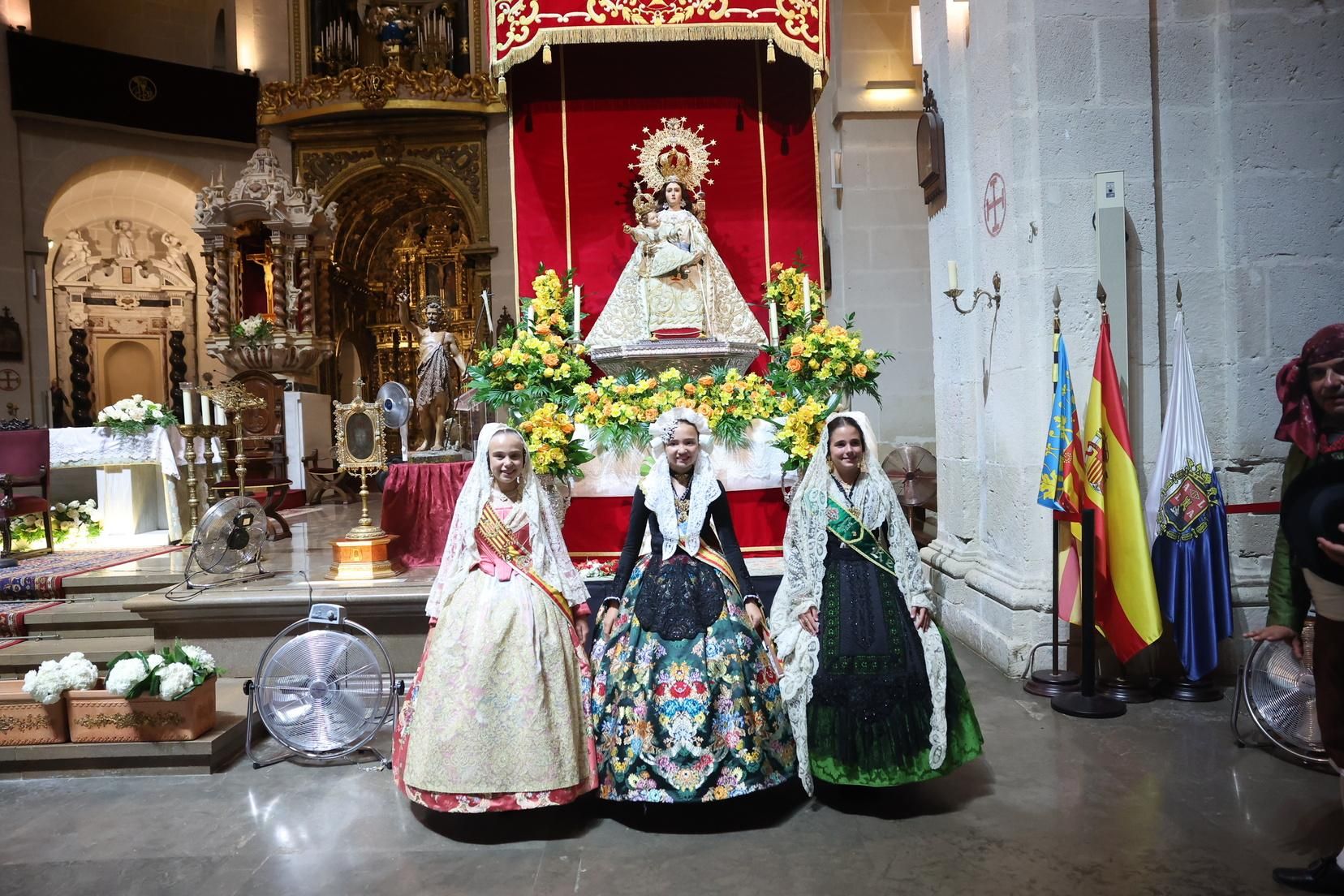 Primera jornada de Ofrenda de las Hogueras de Alicante