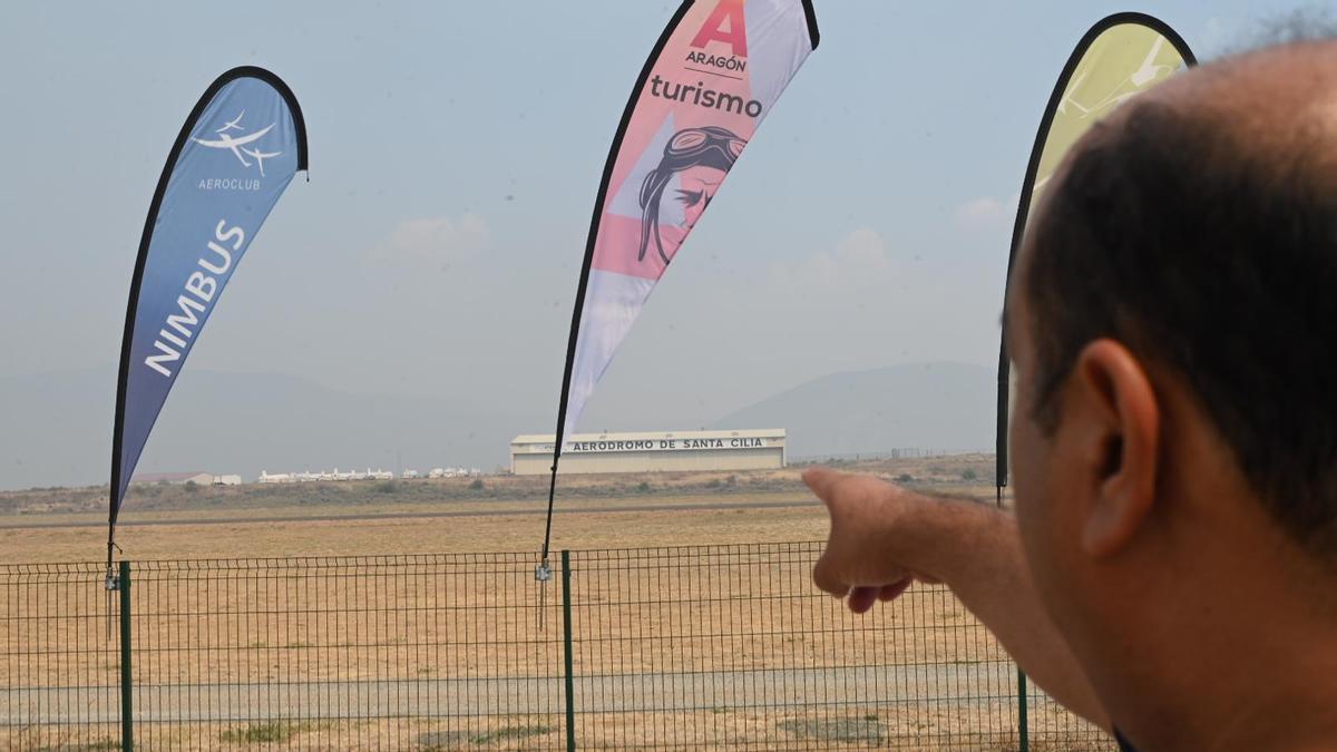 Adolfo, responsable de mantenimiento del aeródromo de Santa Cilia, señala la pista vacía de la infraestructura.