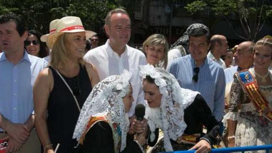 José Císcar, Sonia Castedo, Alberto Fabra, Asunción Sánchez Zaplana y Andrés Llorens, en el arranque de la mascletà. A la derecha, Castedo susurra algo al oído a Fabra.