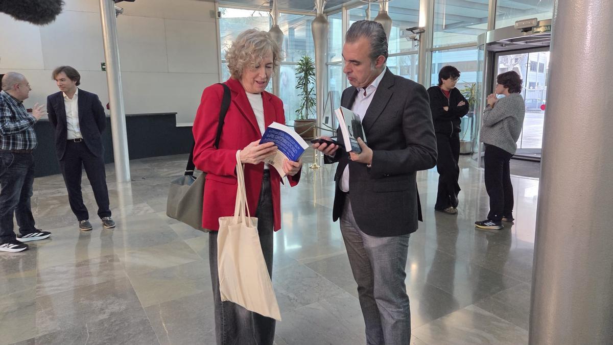 La viuda de Ordóñez le entregó unos libros al conseller Antoni Vera