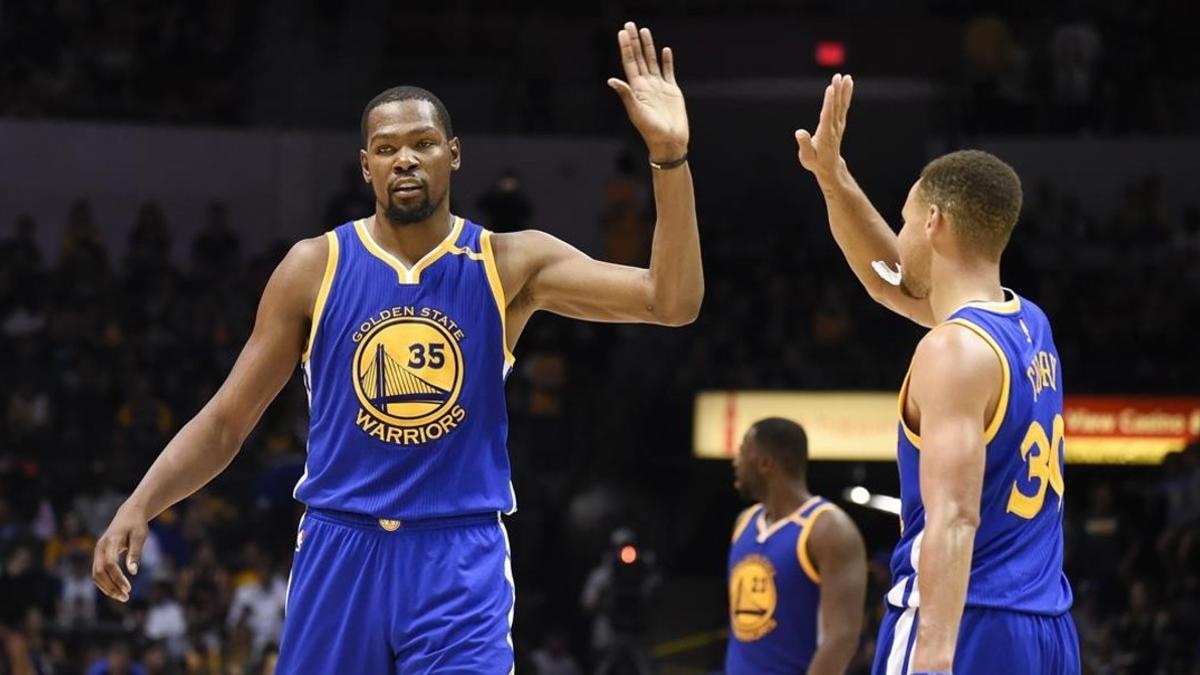 Kevin Durant choca con Stephen Curry durante un partido reciente