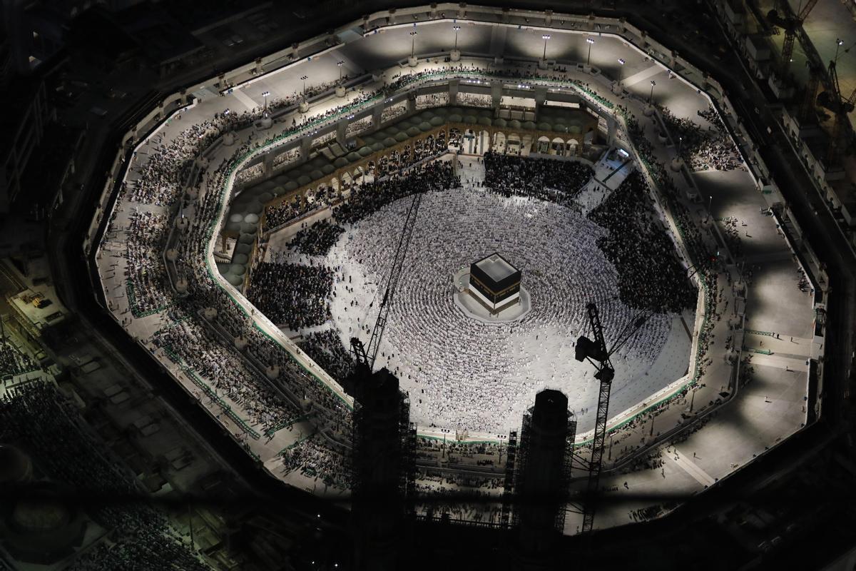 La Meca (Arabia Saudí), 07/06/2022.- Musulmanes realizan el ritual Tawaf’ (circunvalación) y rezan en al-Masjid al-Haram visto desde lo alto de la Torre del Reloj de La Meca, como preparación para el inicio de la peregrinación Hajj 2022 , La Meca, Arabia Saudita, 06 de julio de 2022. Este año, Arabia Saudita permitirá que un millón de musulmanes, incluidos unos 850.000 del exterior, realicen la peregrinación anual del Hajj, por primera vez en dos años desde que prohibió a los peregrinos extranjeros en 2020 como parte de los esfuerzos para frenar la propagación del coronavirus. Los rituales de este año, a partir del 07 de julio, estarán abiertos a fieles menores de 65 años, vacunados contra Covid-19 o que hayan dado negativo en la prueba de COVID-19 antes del viaje. (Abierto, Arabia Saudita, La meca) EFE/EPA/ASHRAF AMRA