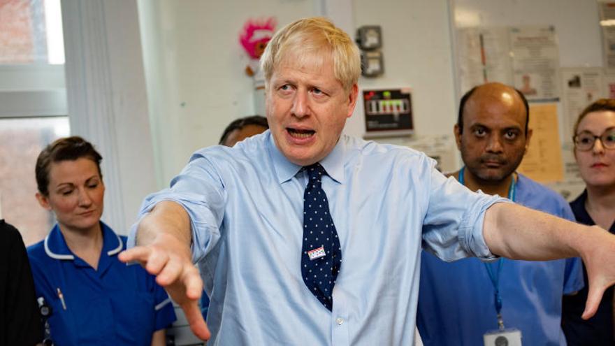 Boris Johnson gesticula durante su visita a un hospital.