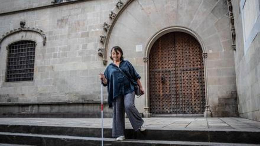 Alarcón, junto a una entrada del consistorio, en la calle de la Ciutat.