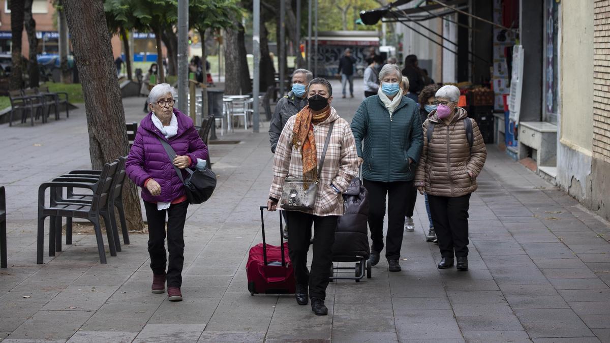 Un grupo de mujeres mayores camina por Barcelona.