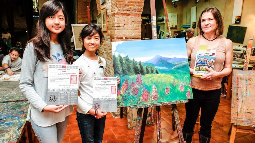 Lena i Cristina amb la seva mestra de pintura Cristina Paradís