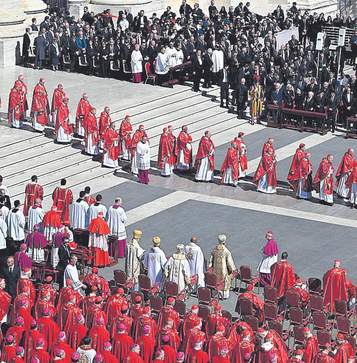 Momentos del funeral del papa en la plaza de San Pedro. Debajo, el camarlengo sella el féretro en la basílica de Santa María la Mayor.